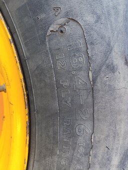 JCB 3 CX - zadní kolo - 4
