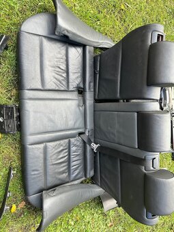 E53 skoro kompletní interiér schwarz (vyhřívaná lavice) - 4