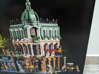 LEGO Icons 10297 Butikový hotel - 4