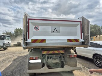 MERCEDES BENZ AROCS 3240 8x4 třístranný sklápěč - 4