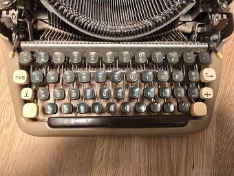 Psací stroj Consul, Made in Czechoslovakia - 4
