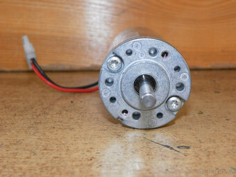 Elektromotor s průchozí osou 24 VDC, 2950 ot./min. - 4