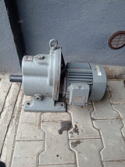 ELEKTRO MOTOR S PŘEVODOVKOU - 4