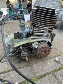 Motor Jawa Pérák 250 - 4