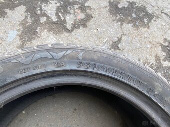 Prodám 2ks 225/45 r17 - 4