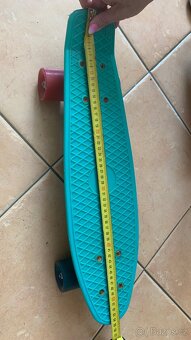 Prodám zelený pennyboard s barevnými kolečky - 4