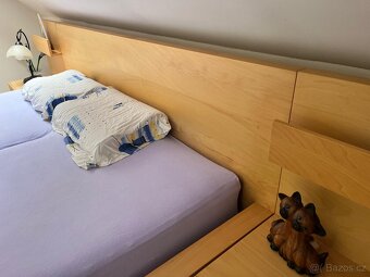 Manželská postel s matracemi a nočními stolky Ikea - 4