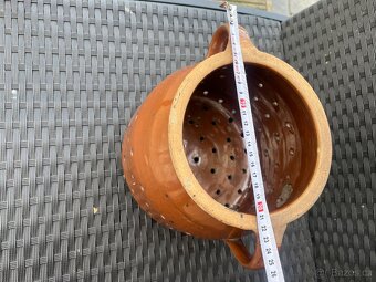 Prodám starý hnědě glazovaný keramický hrnec s otvory a dvěm - 4