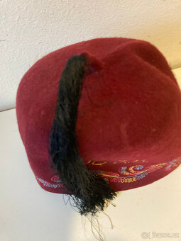 Fez, pokrývka hlavy, vyšívaný za 800 kč - 4