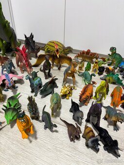Prodám 66 figurek dinosaurů - 4