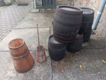 Staré drevene pivní sudy - 4