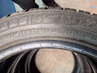 Prodám zimní pneu 225/45/17 Semperit - 4