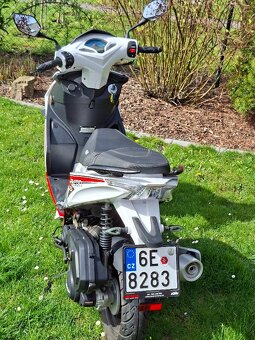 Skútr YUKI 125i Falcon bílo červený - 4