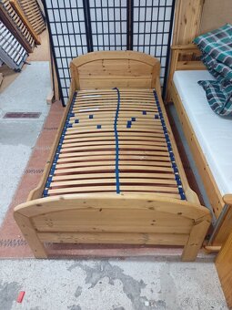 Prodám hezkou postel z masivu 100 x 200 cm. - 4