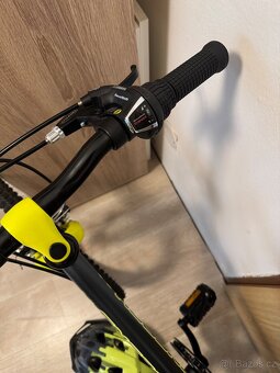 Jízdní kolo 20” a přilba - 4