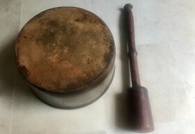 starožitná mísa na tření máku pernice a třecí trdlo palice - 4