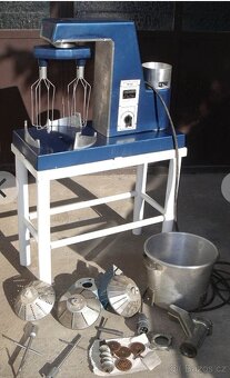 Prodám univerzální kuchyňský stroj M 051 - 4