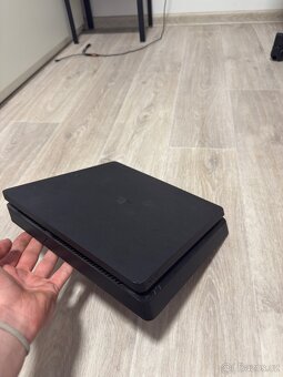 PlayStation 4 slim - 4