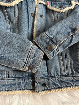 Krásná teplá bundička Levi’s s kožíškem - 4
