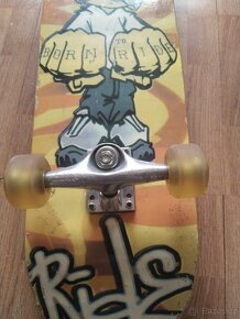 Skateboard s gumovými kolečky - 4