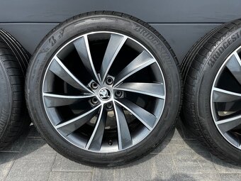 Originál Škoda Superb 235/45 r18 - 4