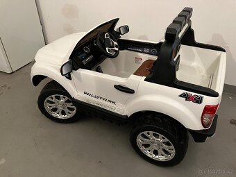 Dětské elektrické autíčko Ford Ranger Wildtrak 4x4 LCD - 4