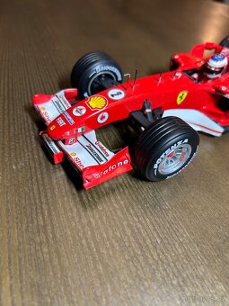 Ferrari F 2005 1:18 - 4
