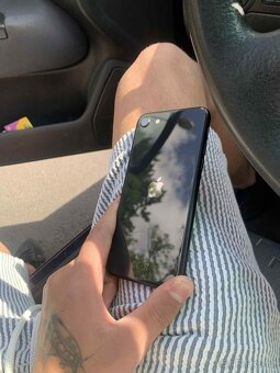 iPhone SE 2020 - 4