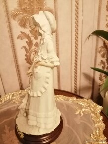 Starožitna soška,, Dívka s panenkou,,. Signováno 3x. - 4
