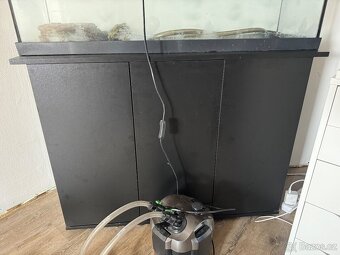 Osvětlené akvárium, filtrace, skříň - 4