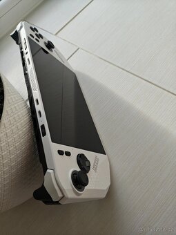 Handheld MSI CLAW A8 - 4