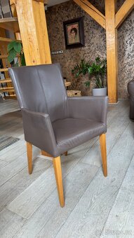 Jídelní set – dubový stůl + 4 kožené židle s područkami - 4