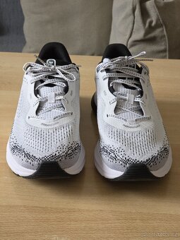 Boty Under Armour HOVR Turbulence 2 - 4