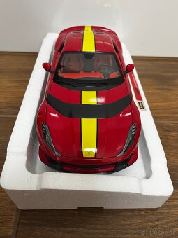 Ferrari 812 Competizione, Bburago - 4