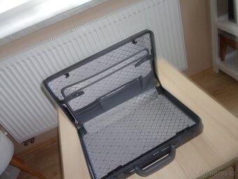 PEVNÝ PLASTOVÝ KUFR - TŘEBA NA NOTEBOOK - 4