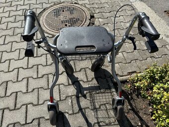 Chodítko pro seniory - podpůrný vozík - rolátor - 4