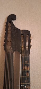 Stará dvoukrká kytara. - 4