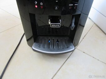 Nabízím kávovar Krups. Displej svítí. Mlýnek funkční. Netěsn - 4