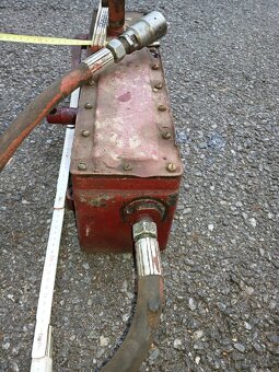 Prodám ruční hydraulickou pumpu - 4