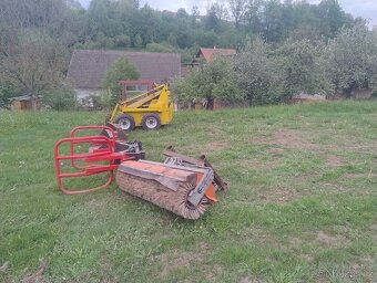 Smykový nakladač UNC 061 s příslušenstvím. - 4