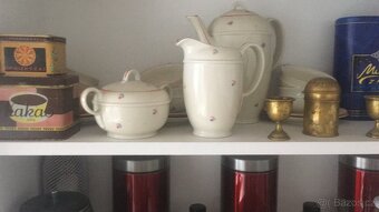 Růžový hrníček a další porcelán - 4