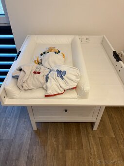 Přebalovací stůl / komoda bílá SUNDVIK - 4