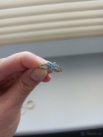 Prsten vel 55 bílého zlata s jemným modrým kamenem a zirkony - 4