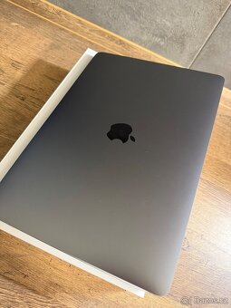 Macbook AIR (2025) - 4