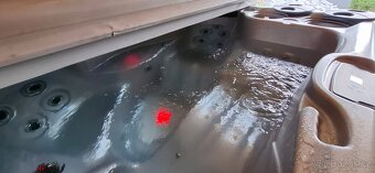 Kvalitní kanadska vířivka a perličkou a osvětlením - 4