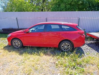 Hyundai I30 1.6CRDi 85kw, r.2019, klima, poškozen motor - 4
