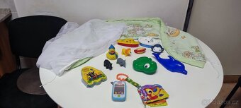 Moskytiéra na kočárek a hračky pro miminko - 4