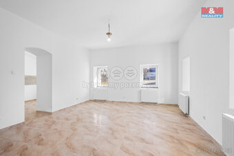 Rodinný dům 6+1 370m2, Klobuky, Kladno - 4