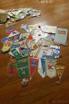 Velký konvolut přes 350 ks vlaječek – sportovní, klubové, po - 4