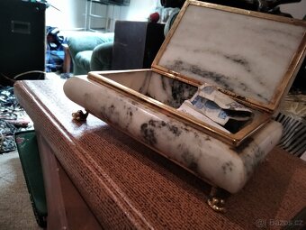 Těžká mramorová šperkovnice se zlatými prvky - 4